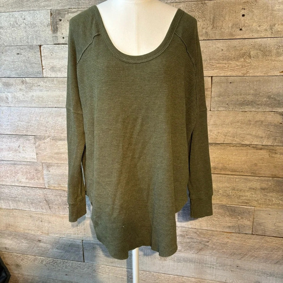 Aritzia TNA Alder oversized thermal  waffle print olive green top in size small - Picture 1 of 9